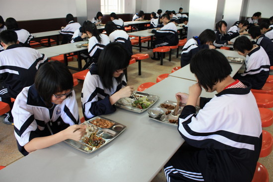 瓦市学校配备食品快检仪器，提升食品安全监管效率
